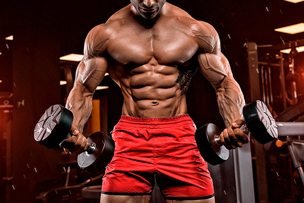 Atleta treinando com halteres